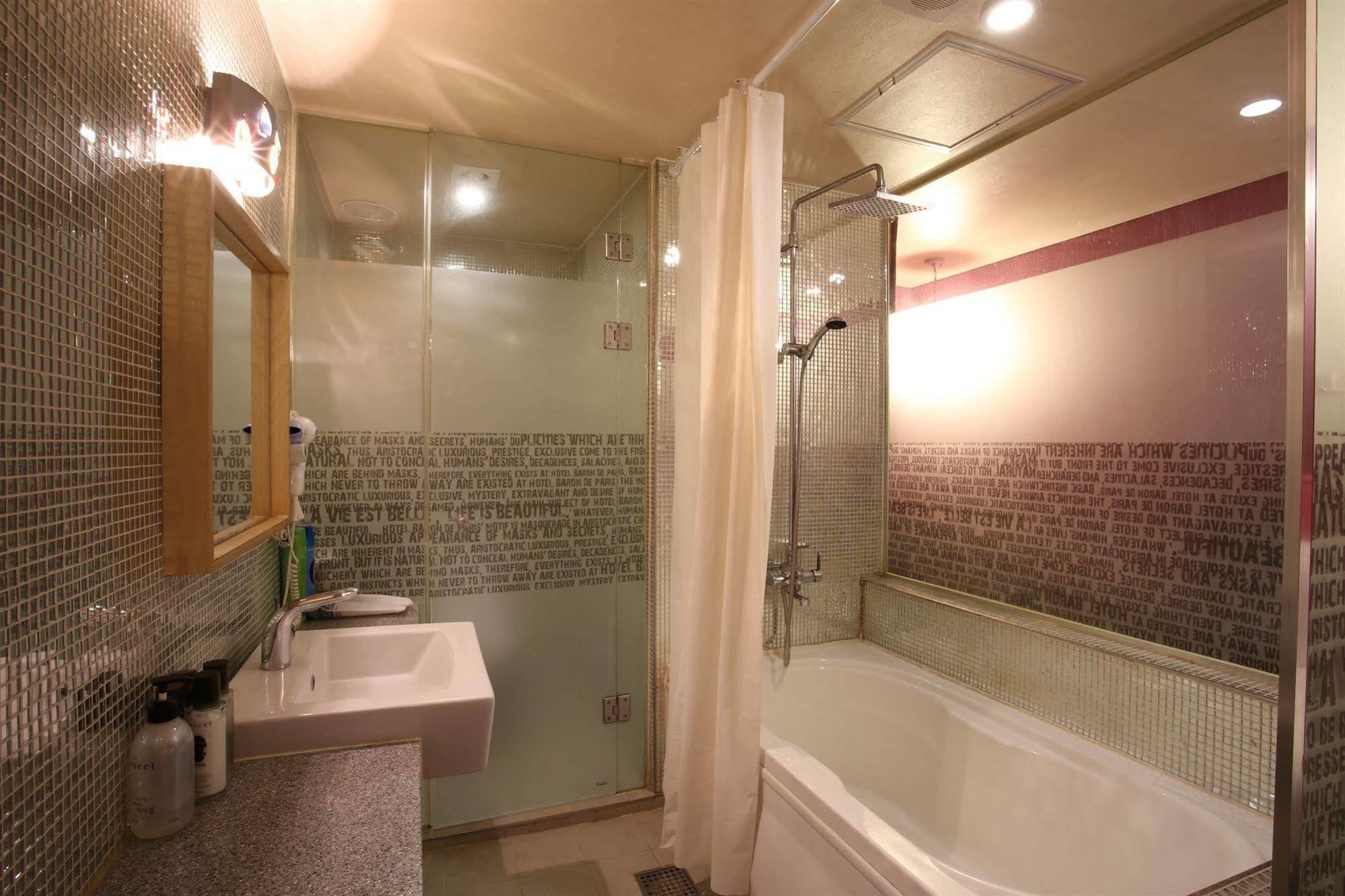 Motel Baron De Paris